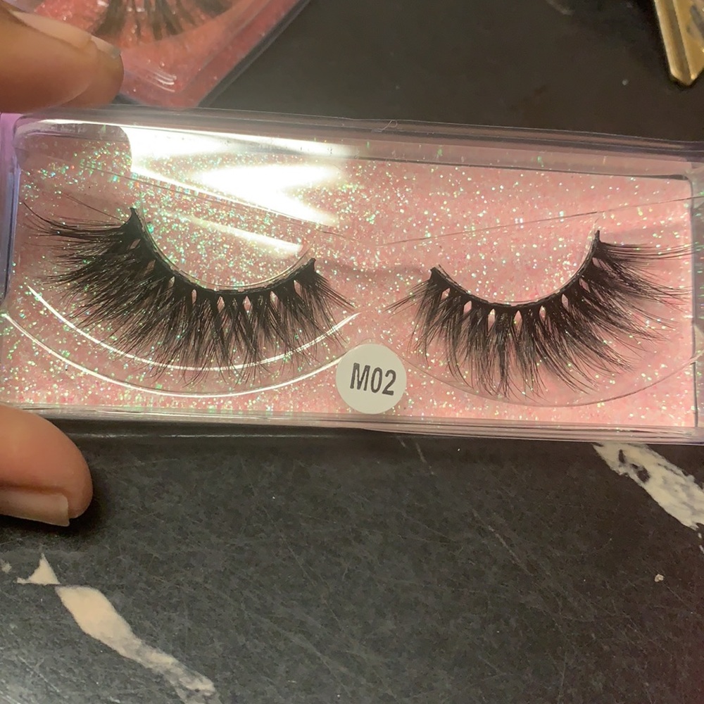 Lashes - Picture 13 of 17